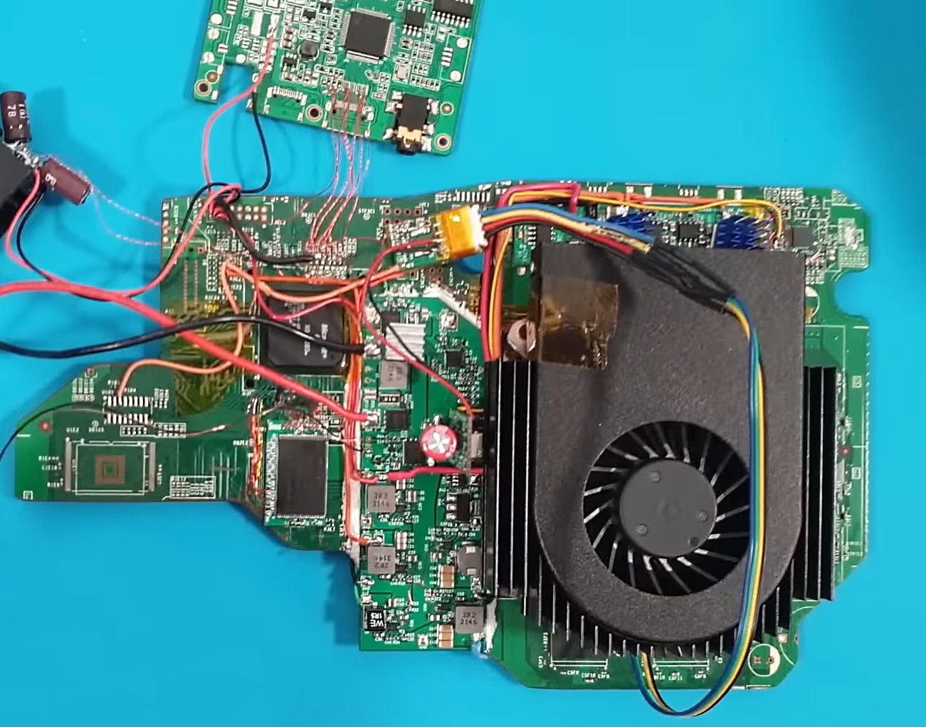 Modder Cuts XBox360 Motherboard In Half To Make A Portable Version and 